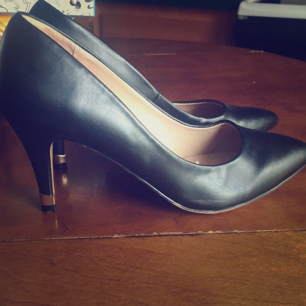 Apt. 9 Women’s Stiletto with gold heel accent.